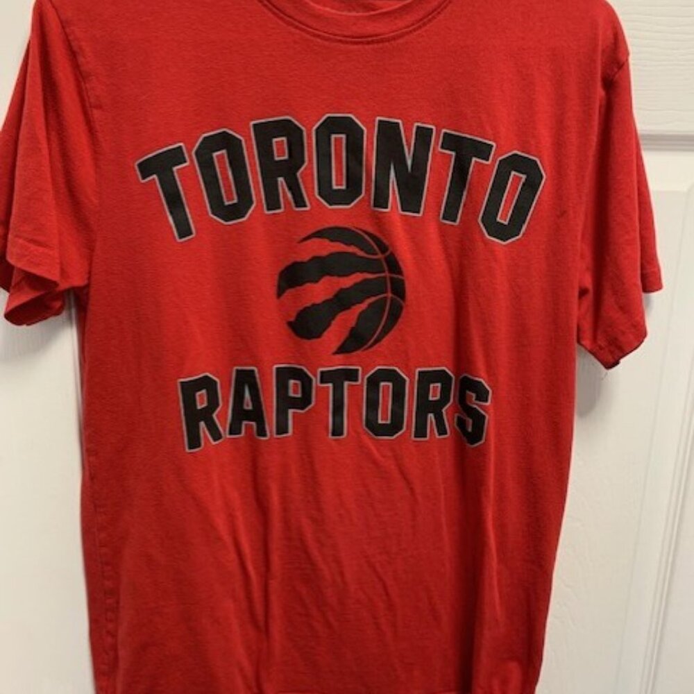 RAPTORS BASKETBALL MENS TEE